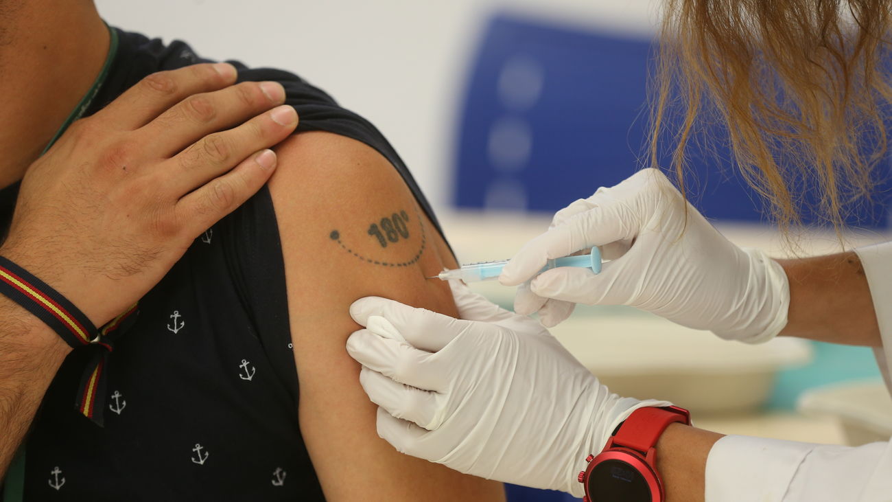 Persona recibiendo una vacuna en el centro habilitado por El Corte Inglés