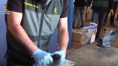Cae una banda que introducía por Barajas piezas de coches fabricadas con 'cocaína negra'