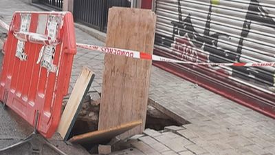 Más de dos semanas con un socavón a las puertas de casa en Tetuán