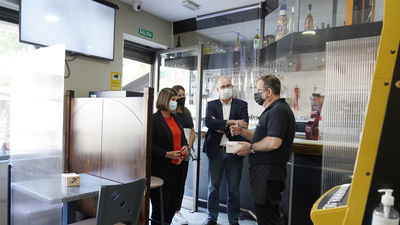 Móstoles entrega test de antígenos a los comerciantes para tratar de reducir la expansión de la pandemia