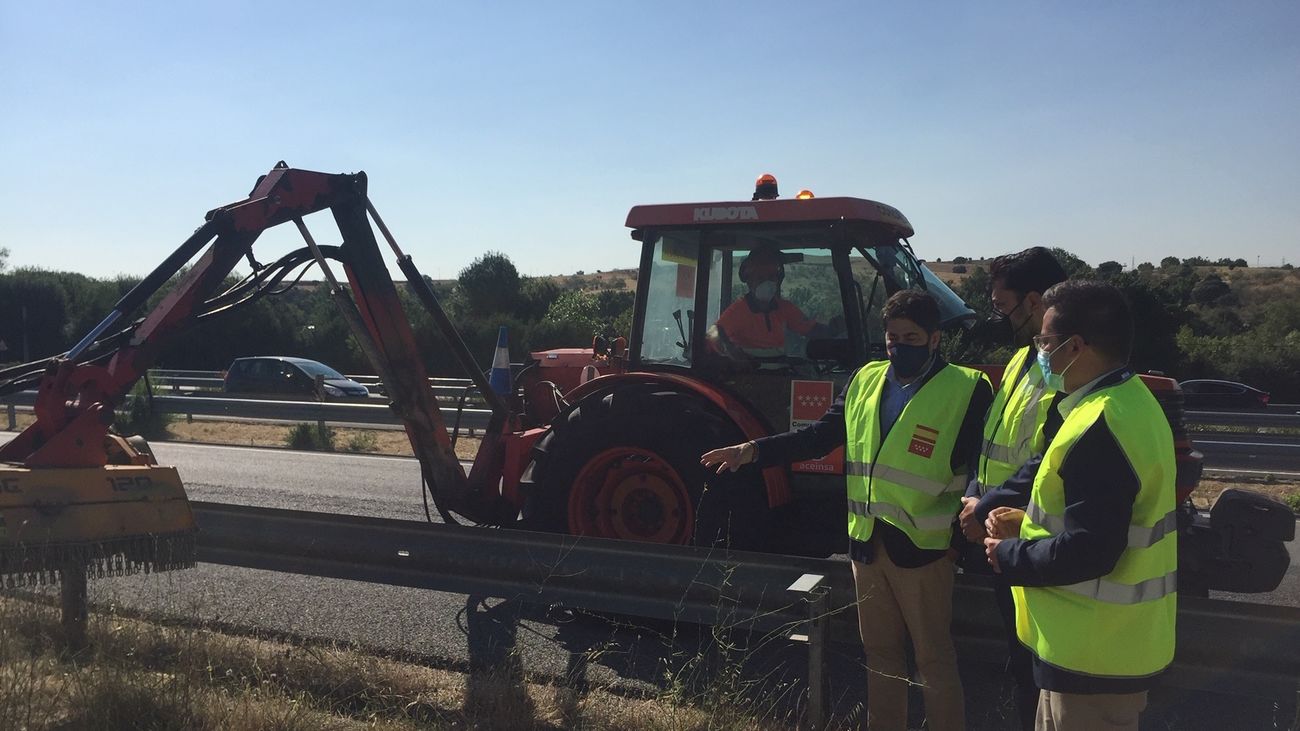 Desbrozar las cunetas de Madrid, crucial ante el alto riesgo de incendio
