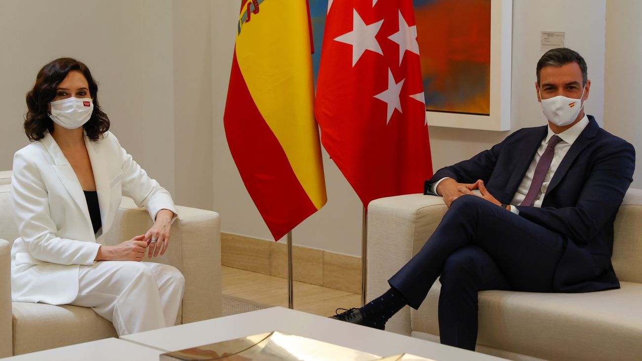 Choque de puños y cordialidad en el arranque de la reunión en Moncloa entre Sánchez y Ayuso