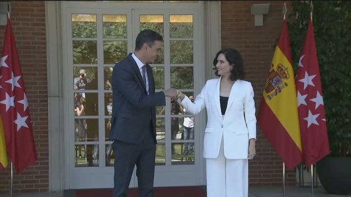 Saludo de puños entre Sánchez y Ayuso / Redacción