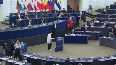 La Eurocámara reclama la suspensión de fondos y medidas legales contra Hungría