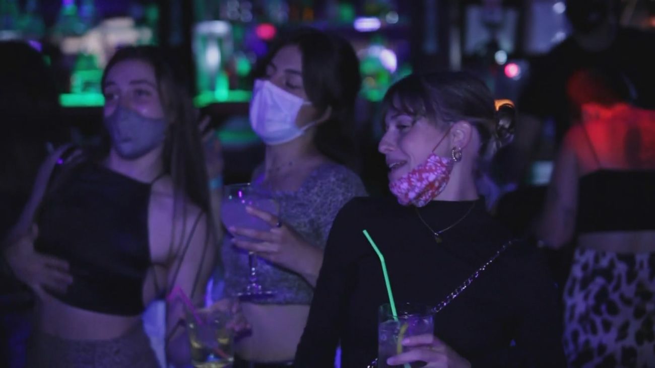 Madrid quiere que los jóvenes se pongan bien la mascarilla