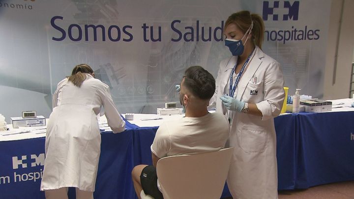 Madrid intensifica las pruebas de antígenos para frenar el ascenso de Covid entre los jóvenes
