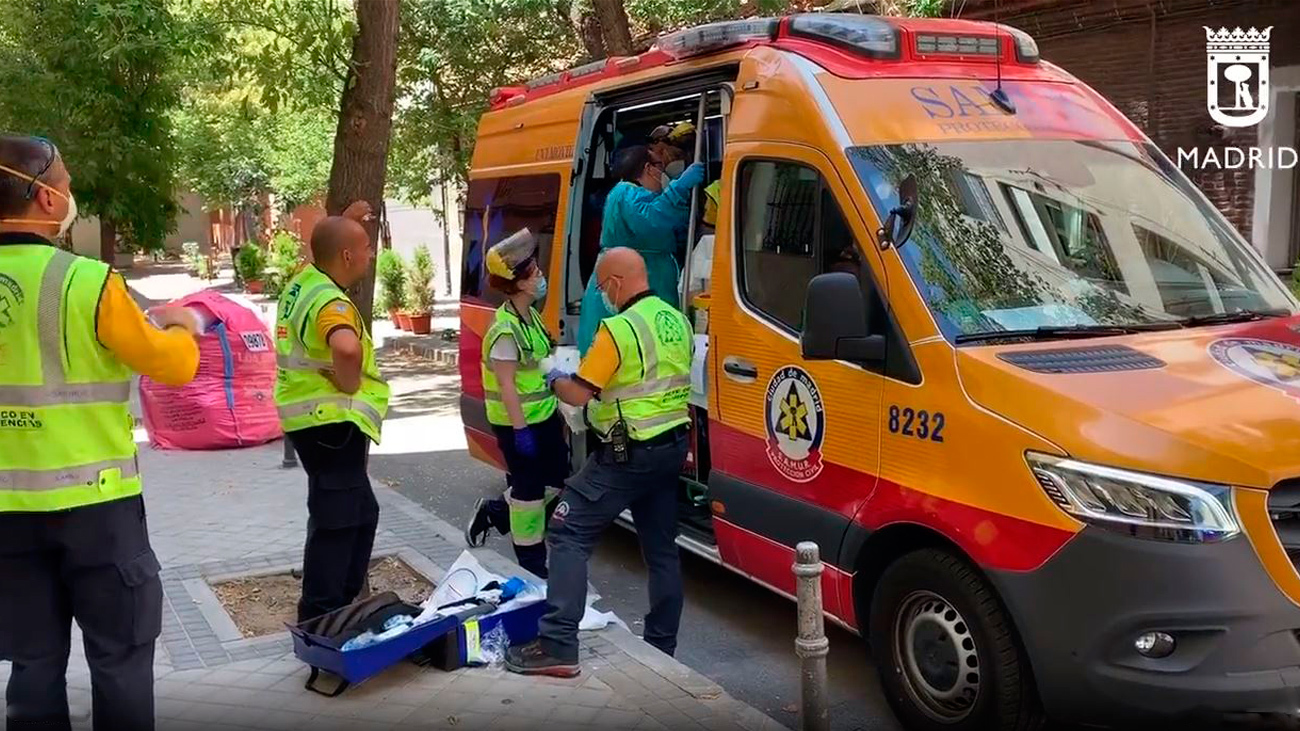 Una unidad de Samur atiende a la víctima de una agresión en Arganzuela