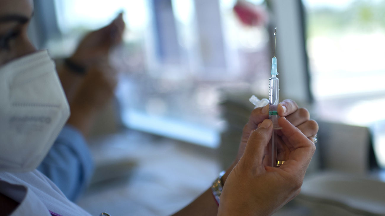 Una enfermera prepara una vacuna de Covid