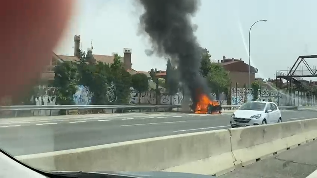 Arde un coche en la autovía A-6, a la altura de Las Rozas