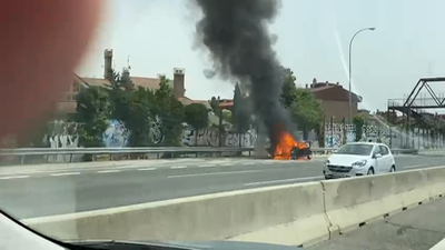 Arde un coche en la autovía A-6, a la altura de Las Rozas