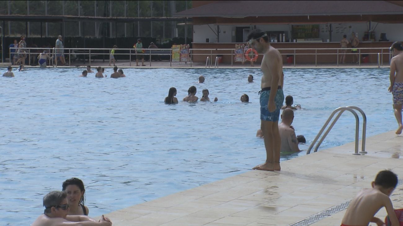 Piscinas con aforo completo en Madrid por el calor sofocante este domingo