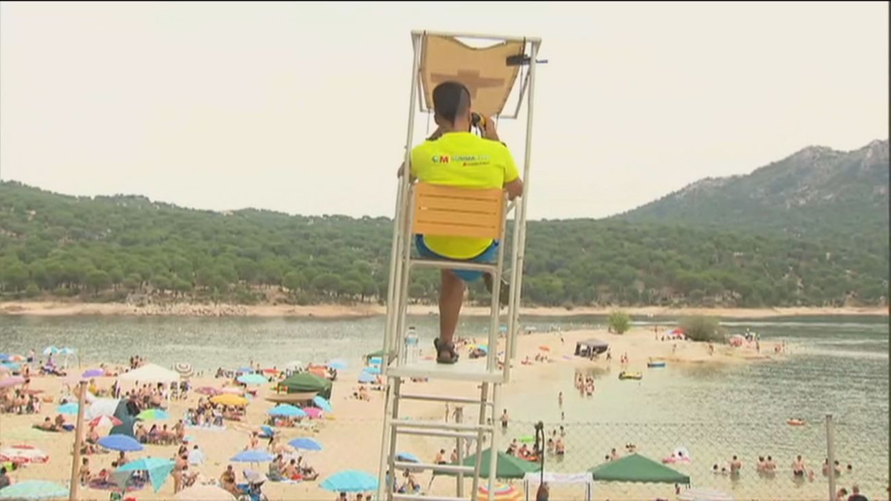 Aforo completo por el calor en la Playa Virgen de la Nueva, en el Pantano de San Juan