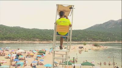 Aforo completo por el calor en la Playa Virgen de la Nueva, en el Pantano de San Juan