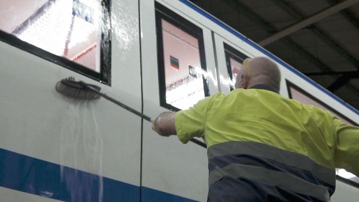 El equipo de limpieza de Metro de Madrid desempeñando sus funciones / A un metro de ti