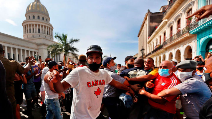 Miles de ciudadanos se lanzan a las calles en varias ciudades de Cuba contra el Gobierno