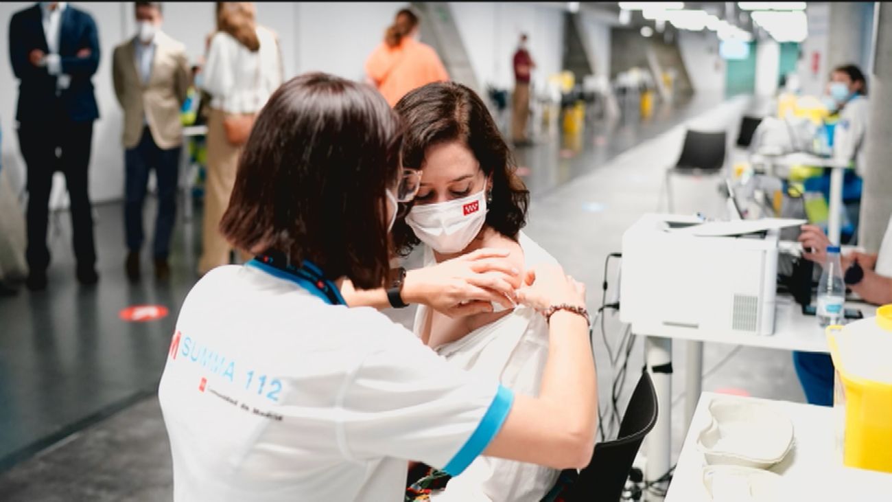Ayuso se vacuna con una dosis de Pfizer en el WiZink Center
