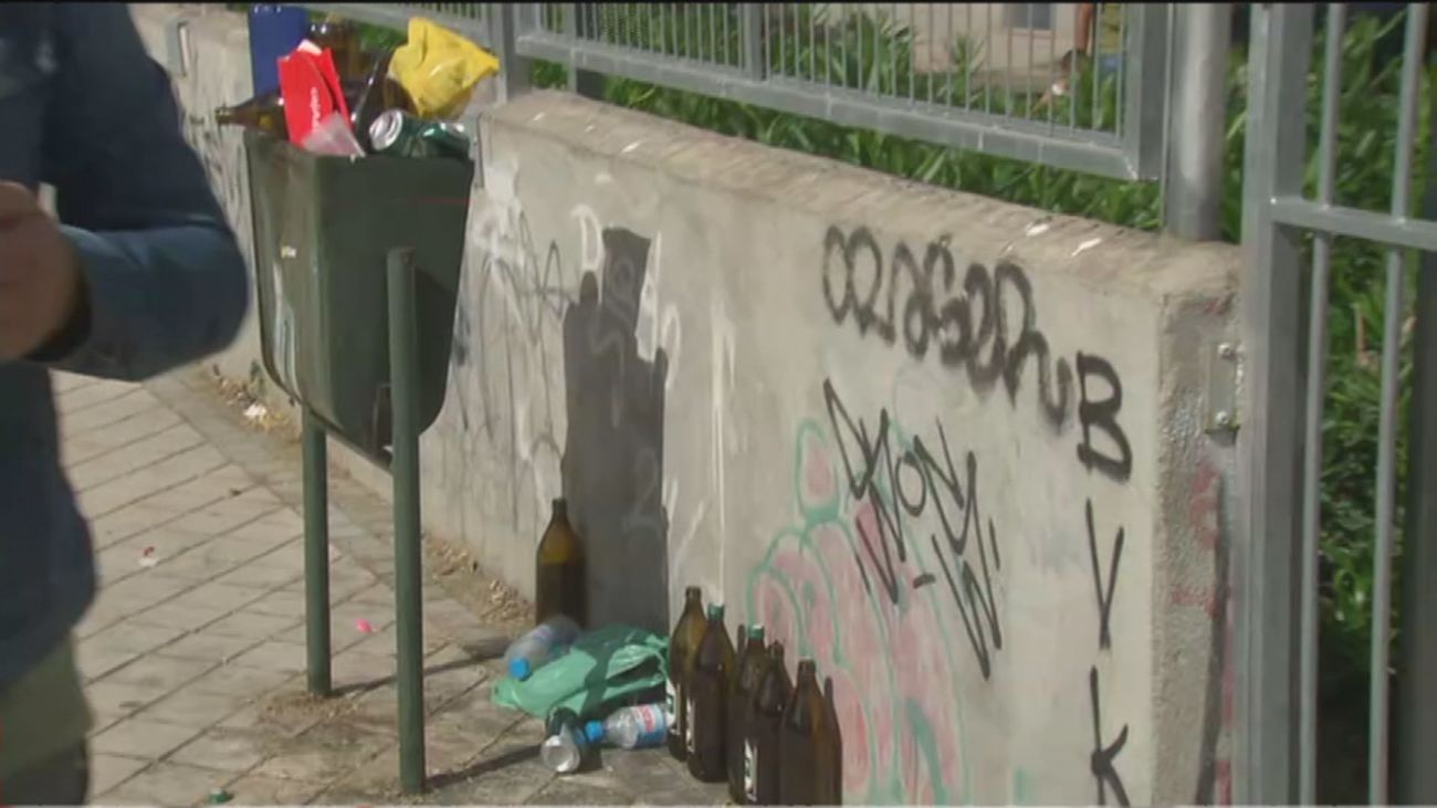 Las canchas municipales de Vallecas se convierten en un 'botellódromo'