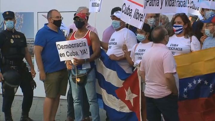 Concentración ante la embajada cubana en Madrid para reclamar libertad para la isla