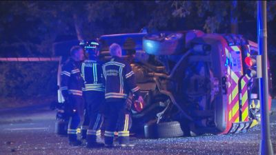 Vuelca un todoterreno de los Bomberos tras chocar con un automóvil en la Avenida de los Poblados