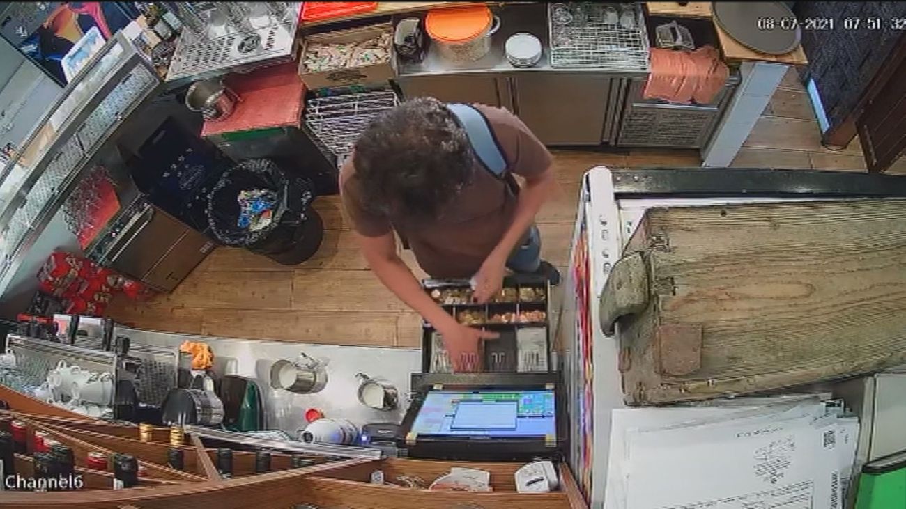 Un camarero despedido engaña a un compañero y roba en el restaurante donde trabajaba en Torrejón