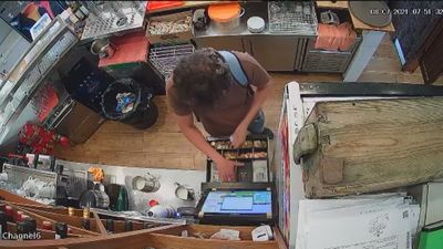 Un camarero despedido engaña a un compañero y roba en el restaurante donde trabajaba en Torrejón