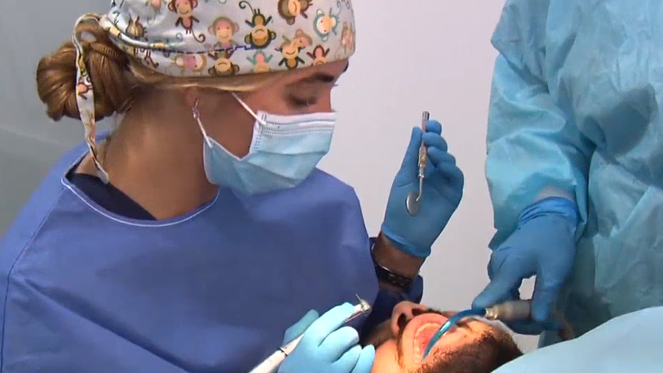 Dentistas solidarios proporcionan tratamientos a personas sin recursos