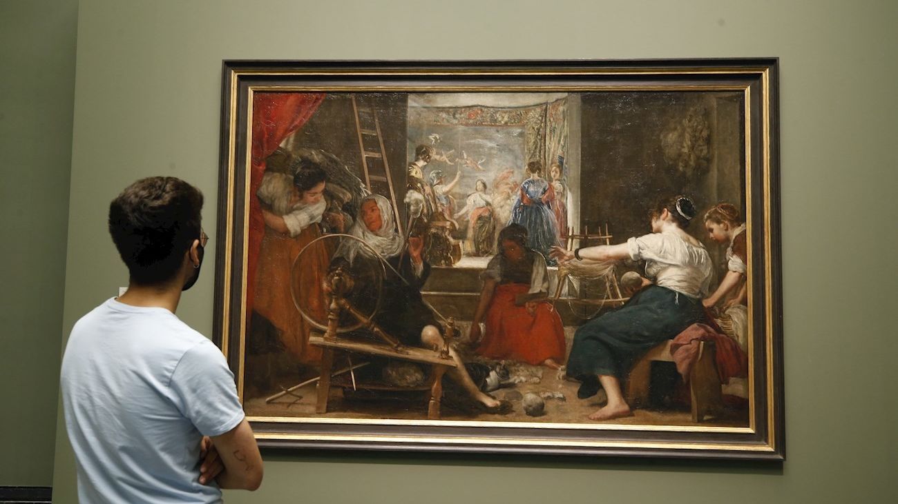 Un visitante observa "Las hilanderas" de Velázquez en el Museo del Prado