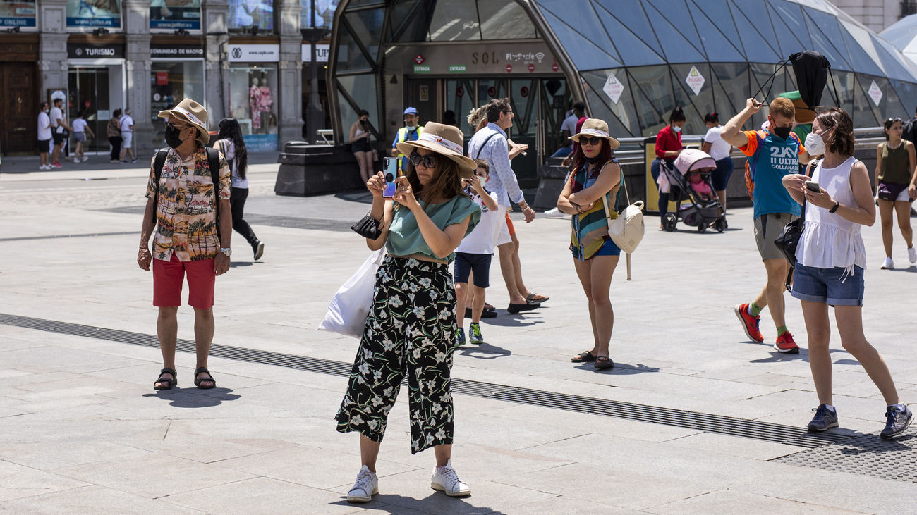 Ayuso descarta pedir el toque de queda por el aumento de casos porque Madrid "todavía va bien"