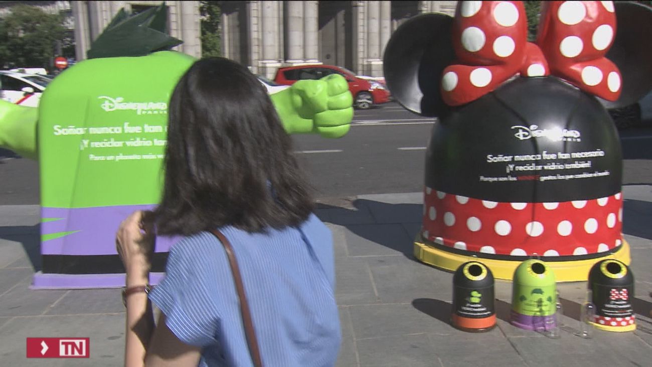 Goofy, Minnie o el increíble Hulk ayudan a los madrileños a reciclar vidrio