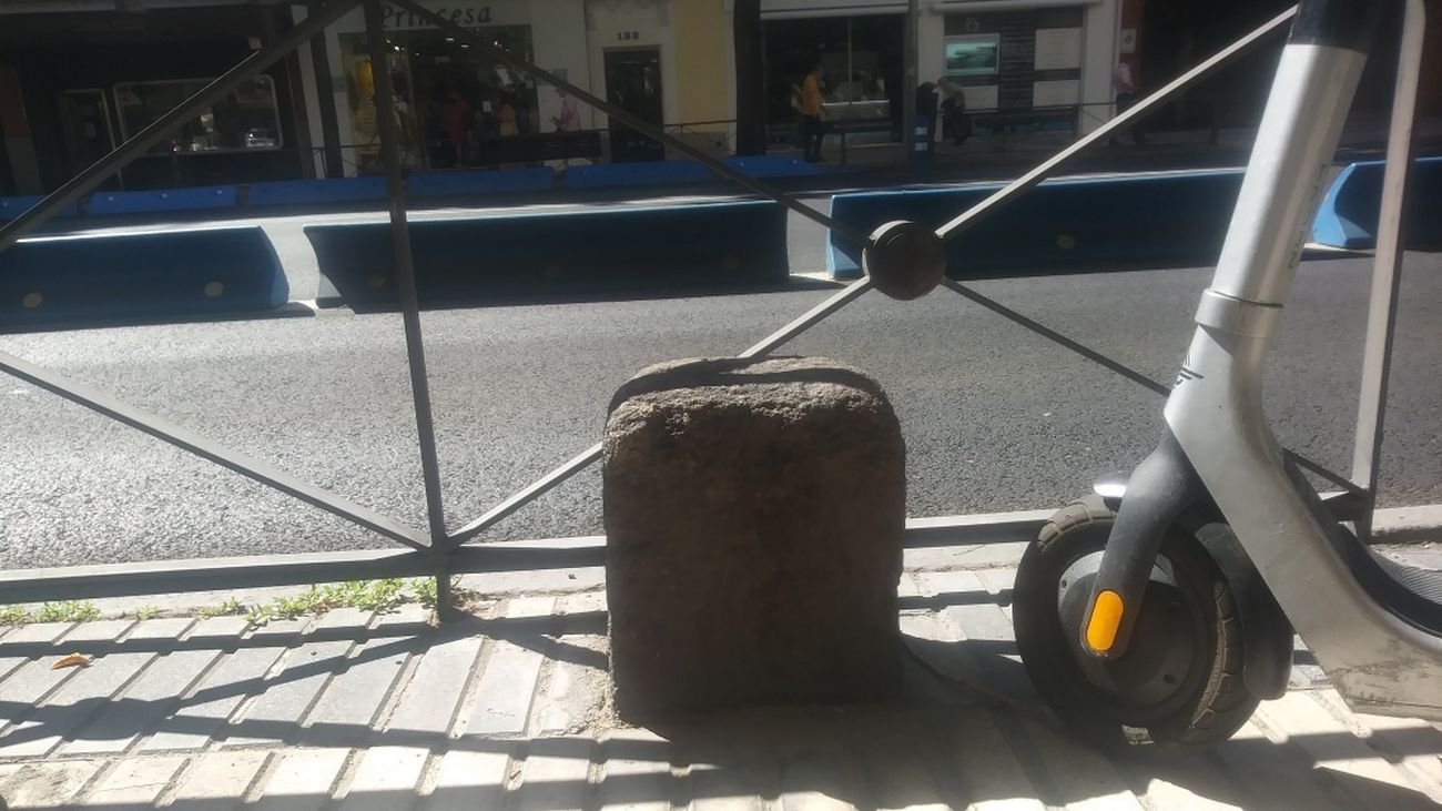 El último mojón de la Cañada Real de Madrid, olvidado en la calle de Alcalá