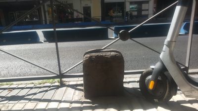 El último mojón de la Cañada Real de Madrid, olvidado en la calle de Alcalá
