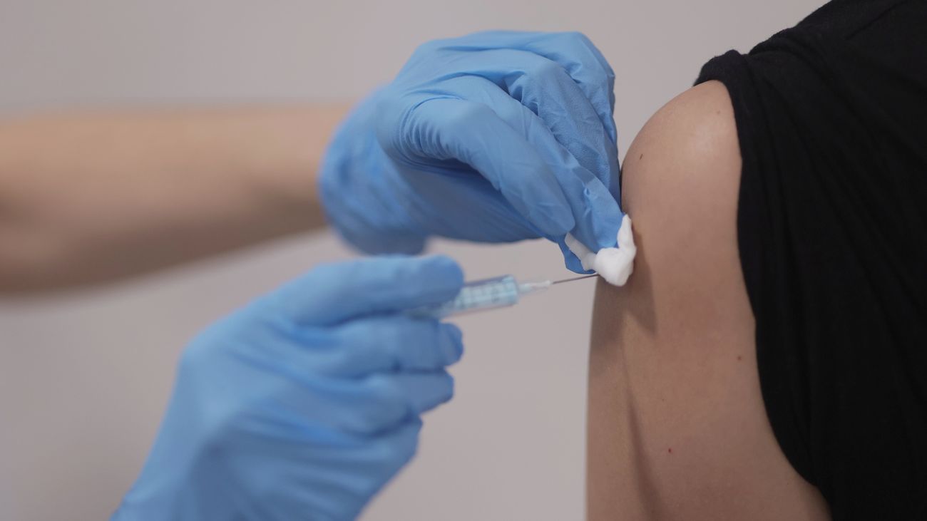 La EMA ya estudia la necesidad de la tercera dosis contra la covid-19