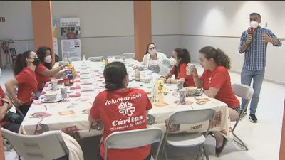 Jóvenes solidarios dedican parte del verano a trabajar como voluntarios en Cáritas