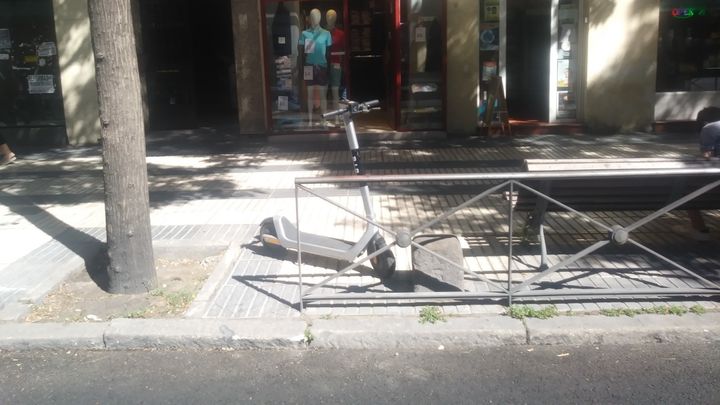 El mojón visto desde la acera de los pares / HILARIO VILLALVILLA