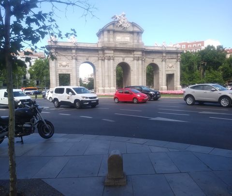 Uno de los mojones que el Ayuntamiento volvió a colocar tras la destrucción de los originales / HILARIO VILLAVILLA