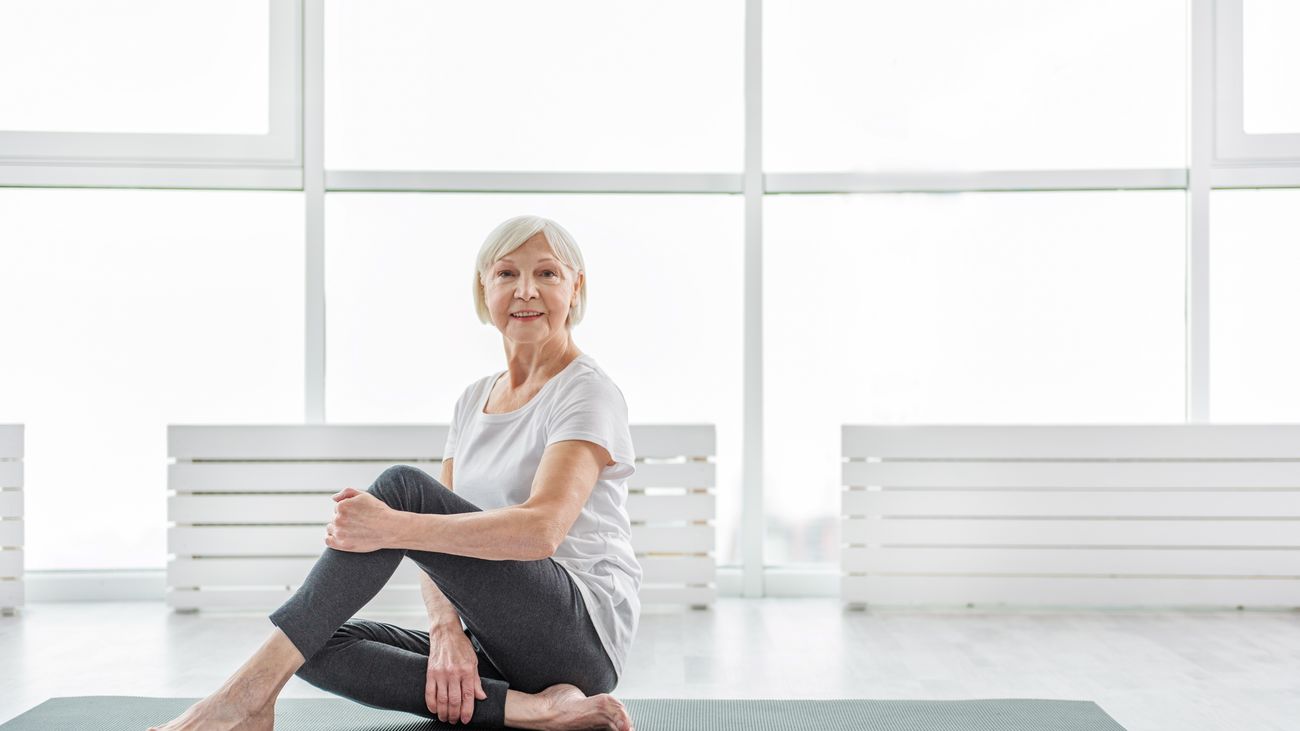 Una mujer participa en una actividad de envejecimiento activo