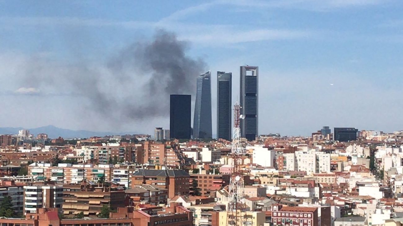 Columna de humo provocada por un incendio al norte de Madrid