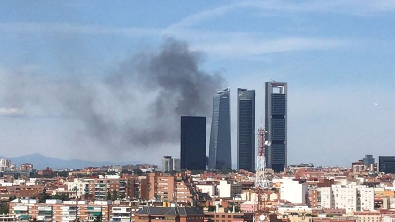 Un pequeño incendio en Fuencarral provoca una columna de humo visible en casi todo Madrid