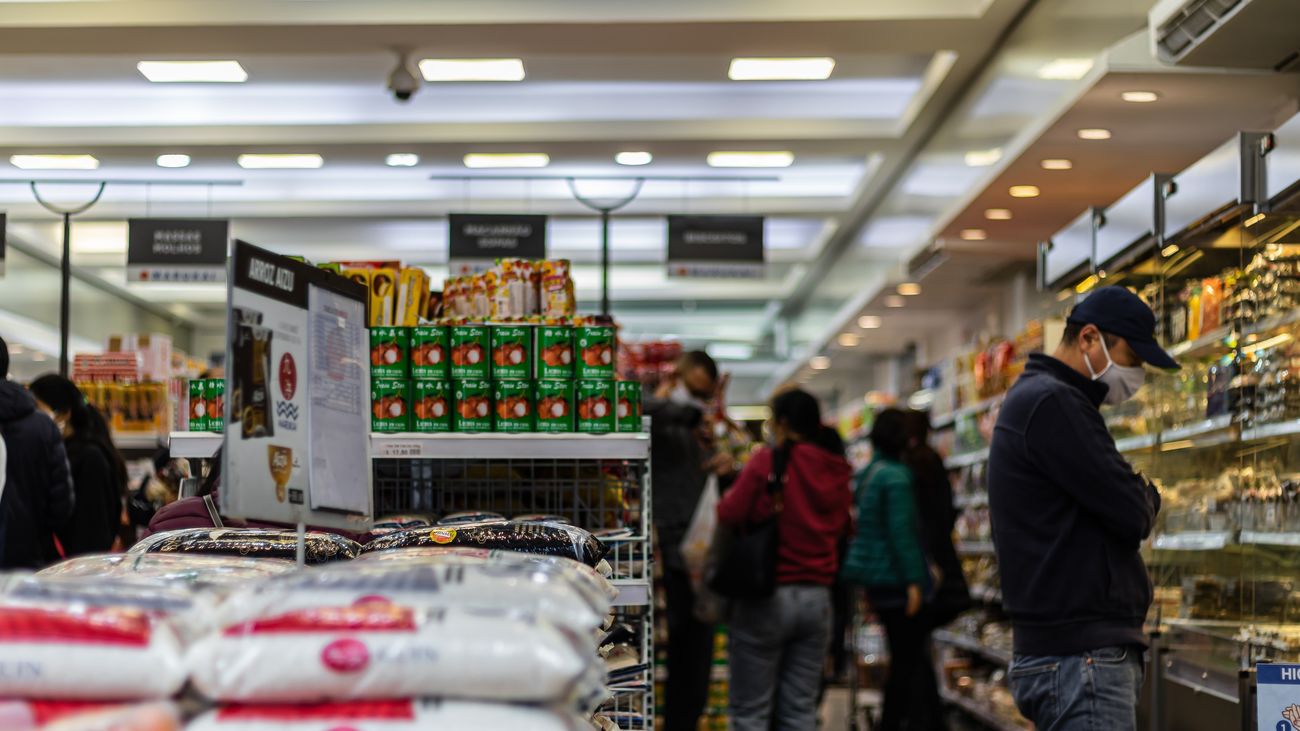 Gente comprando en un supermercado