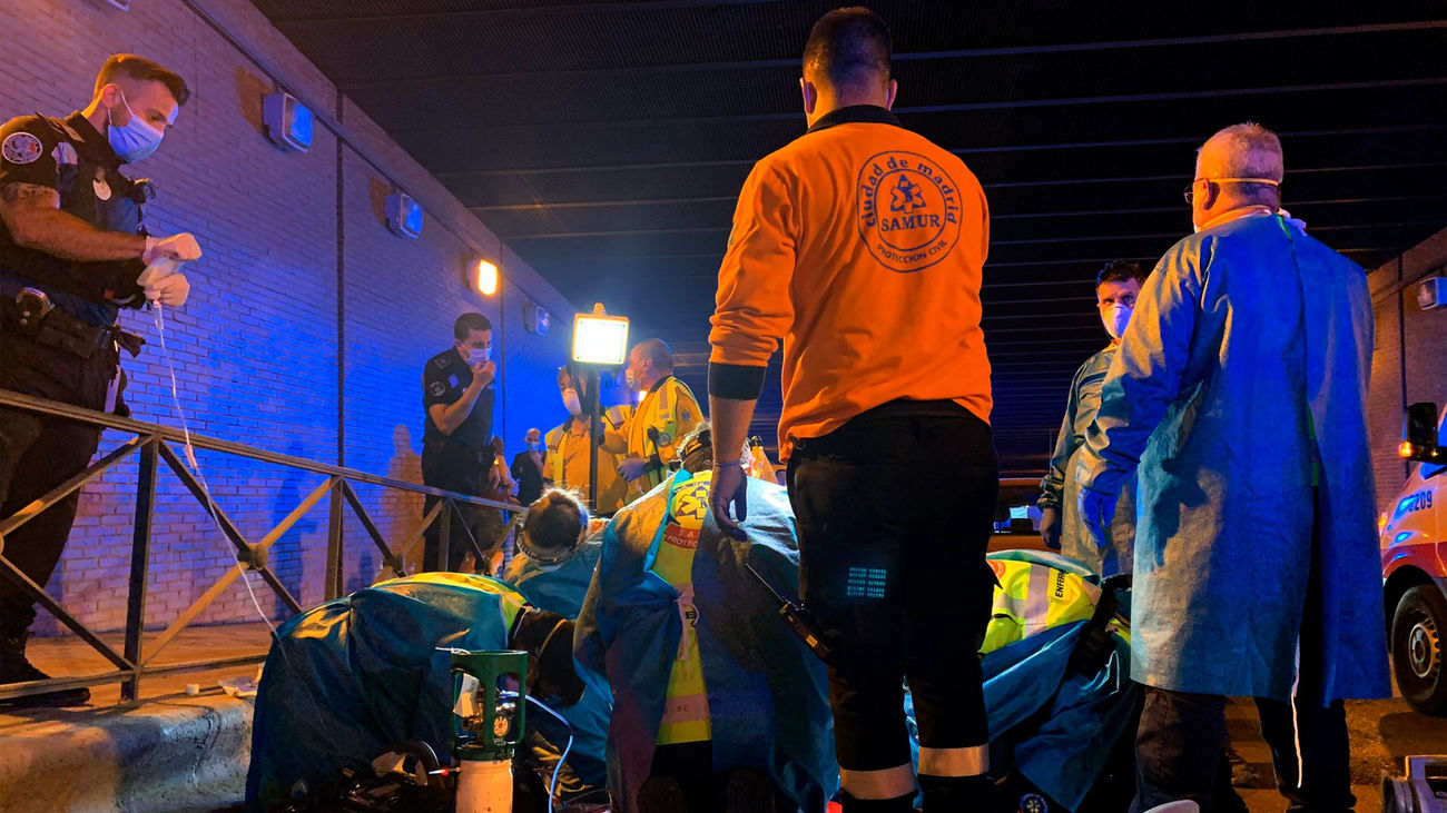 Sanitarios del Samur intentan reanimar a un joven de 18 años apuñalado en Pacífico