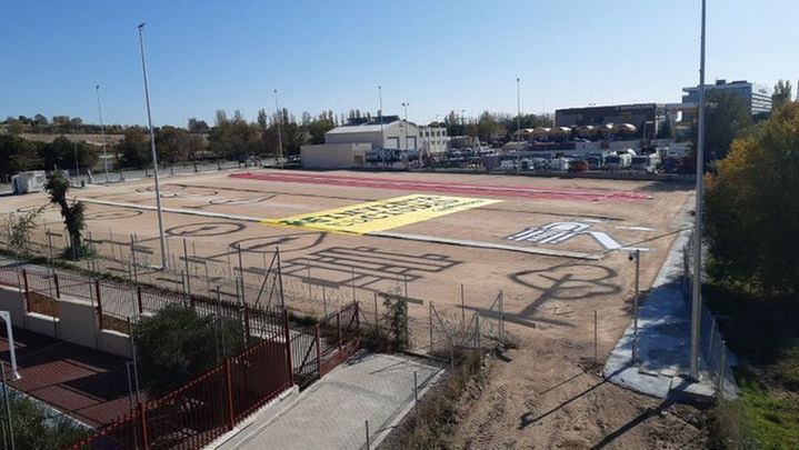 Acción de Greenpeace en el terreno ocupado por Iberdrola / @AMPAZARAGUETA