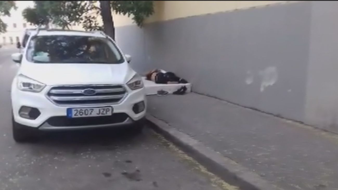 Denuncian que una pareja de indigentes duerme a las puertas de un colegio de Usera