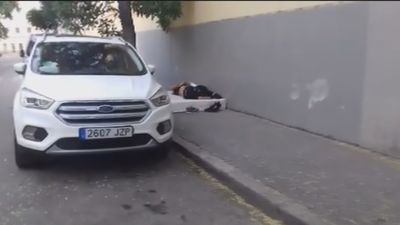 Denuncian que una pareja de indigentes duerme a las puertas de un colegio de Usera