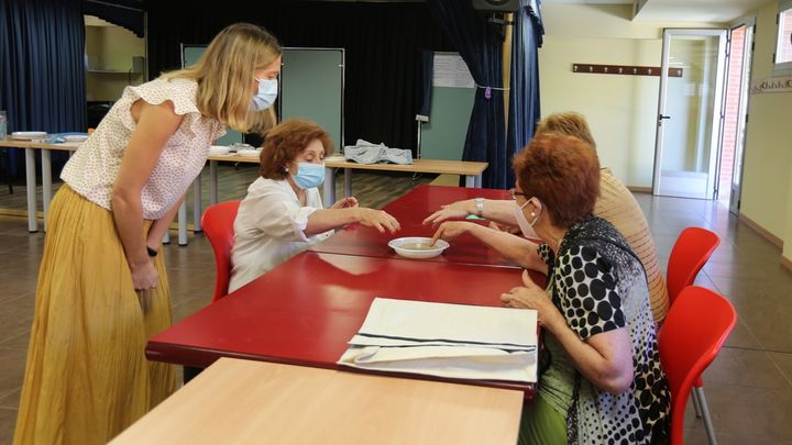 Tres mujeres realizan experimentos en presencia de una monitora / AYTO LEGANÉS