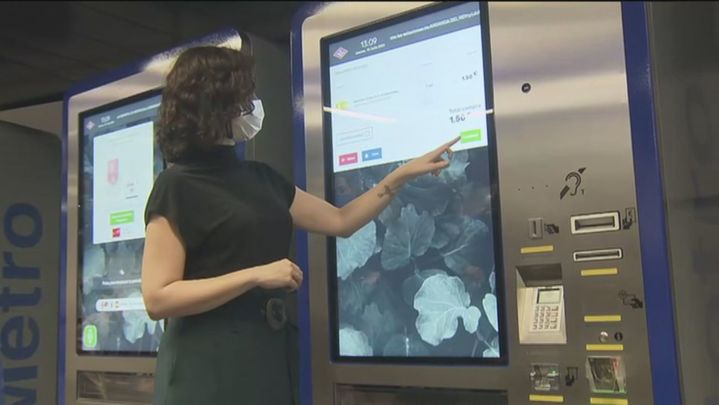 Isabel Díaz Ayuso saca un billete en la nueva estación de Gran Vía / Redacción