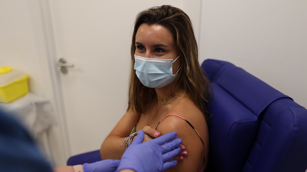 Una joven madrileña se vacuna contra la Covid