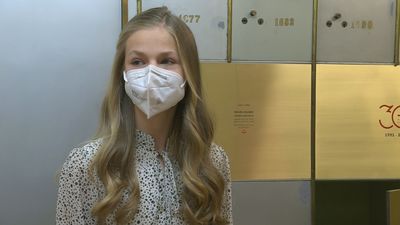 La reina y la princesa Leonor se vacunan contra la covid-19 en el Wizink Center