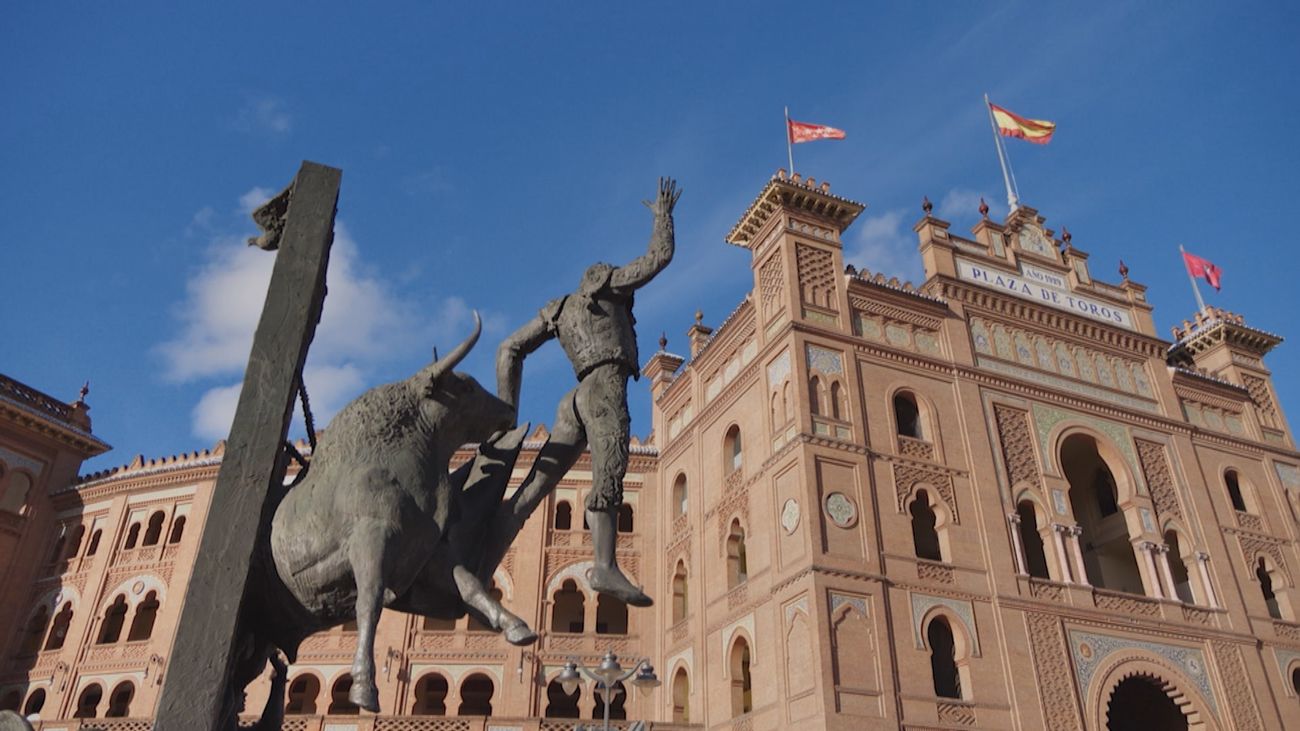 Escultura de José Cubero 'Yiyo' junto a la plaza de toros de Las Ventas