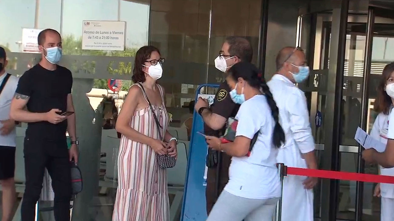 Quejas de madrileños ante el 12 de Octubre al no ser citados para la segunda dosis