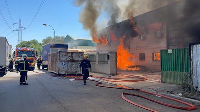 Un incendio en una nave industrial desata una gran columna de humo en Paracuellos de Jarama